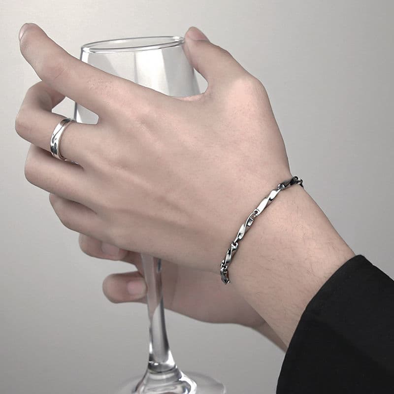 メンズアクセサリー ねじれデザイン 細身ブレスレット