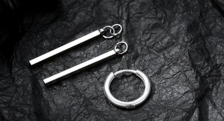 メンズアクセサリー ピアス 縦棒揺れるフープピアス