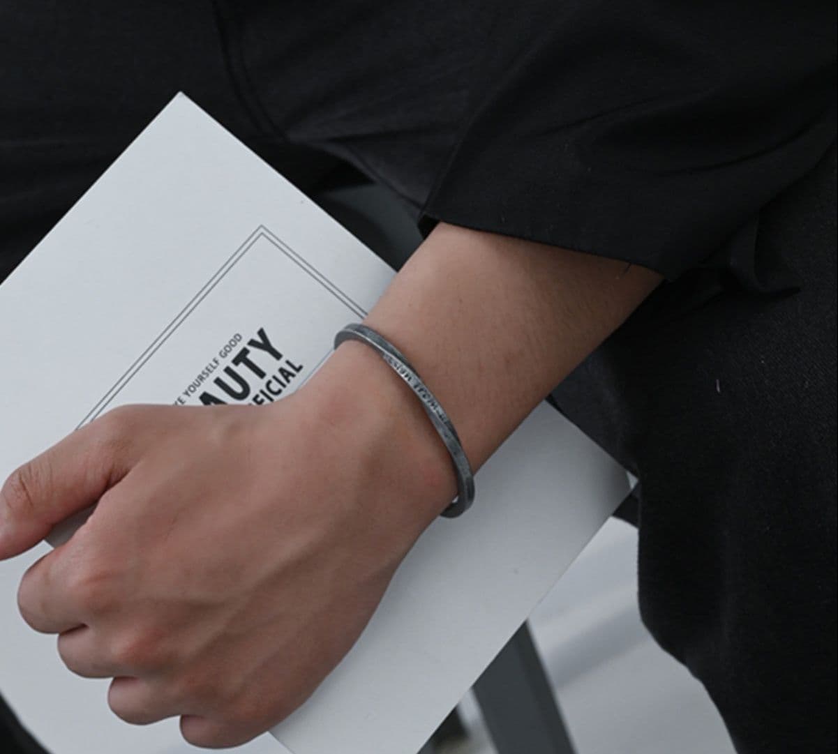 メンズアクセサリー バングル 洗練された刻印バングル