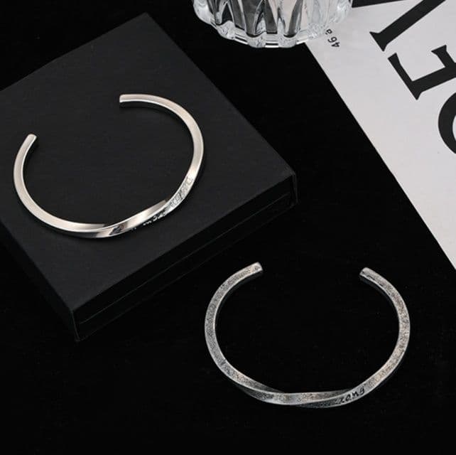 メンズアクセサリー バングル 洗練された刻印バングル