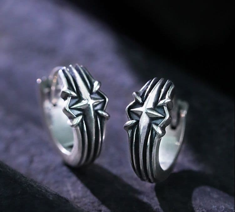 メンズアクセサリー ピアス 星十字模様の洗練フープピアス