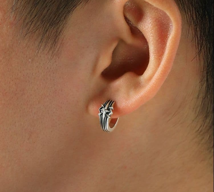 メンズアクセサリー ピアス 星十字模様の洗練フープピアス