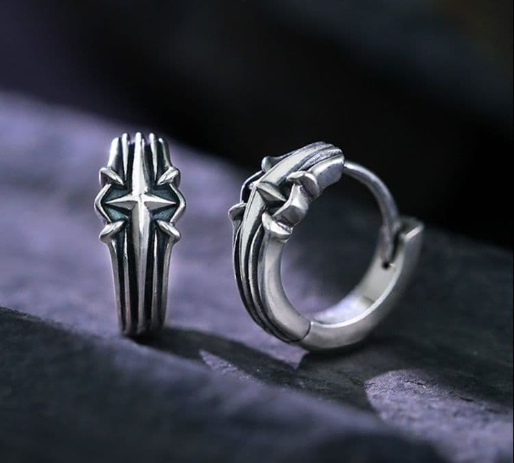 メンズアクセサリー ピアス 星十字模様の洗練フープピアス
