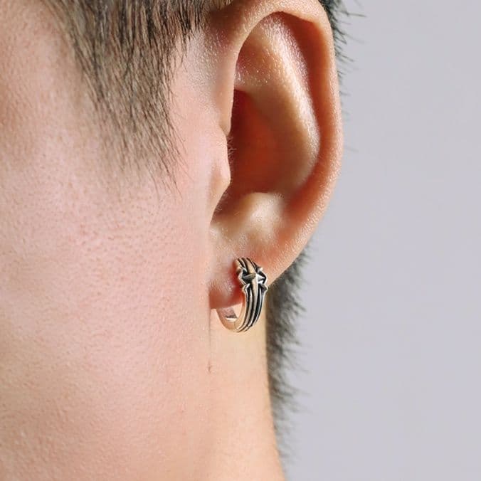 メンズアクセサリー ピアス 星十字模様の洗練フープピアス