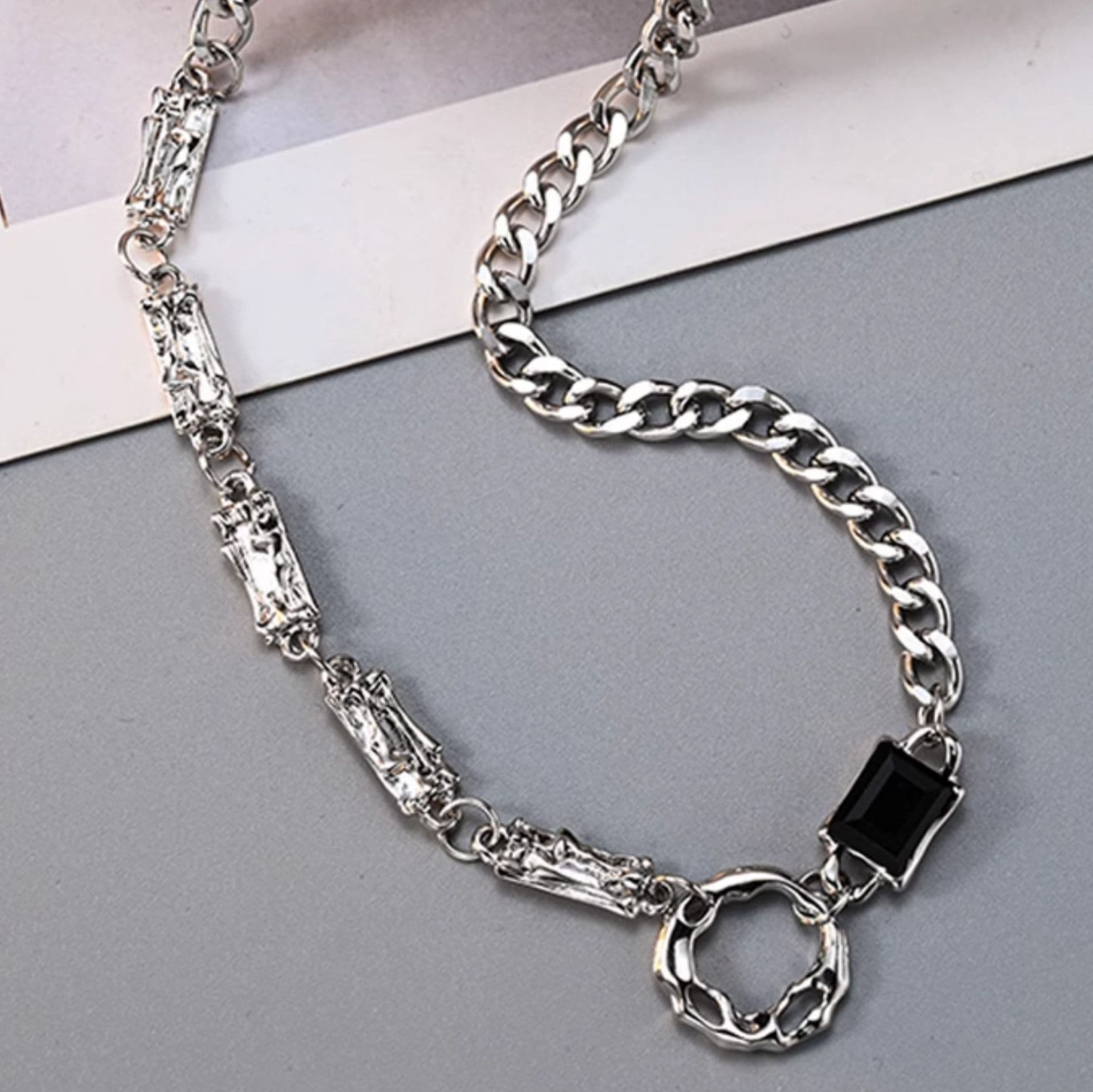 メンズアクセサリー 非対称鎖模様の洗練ネックレス