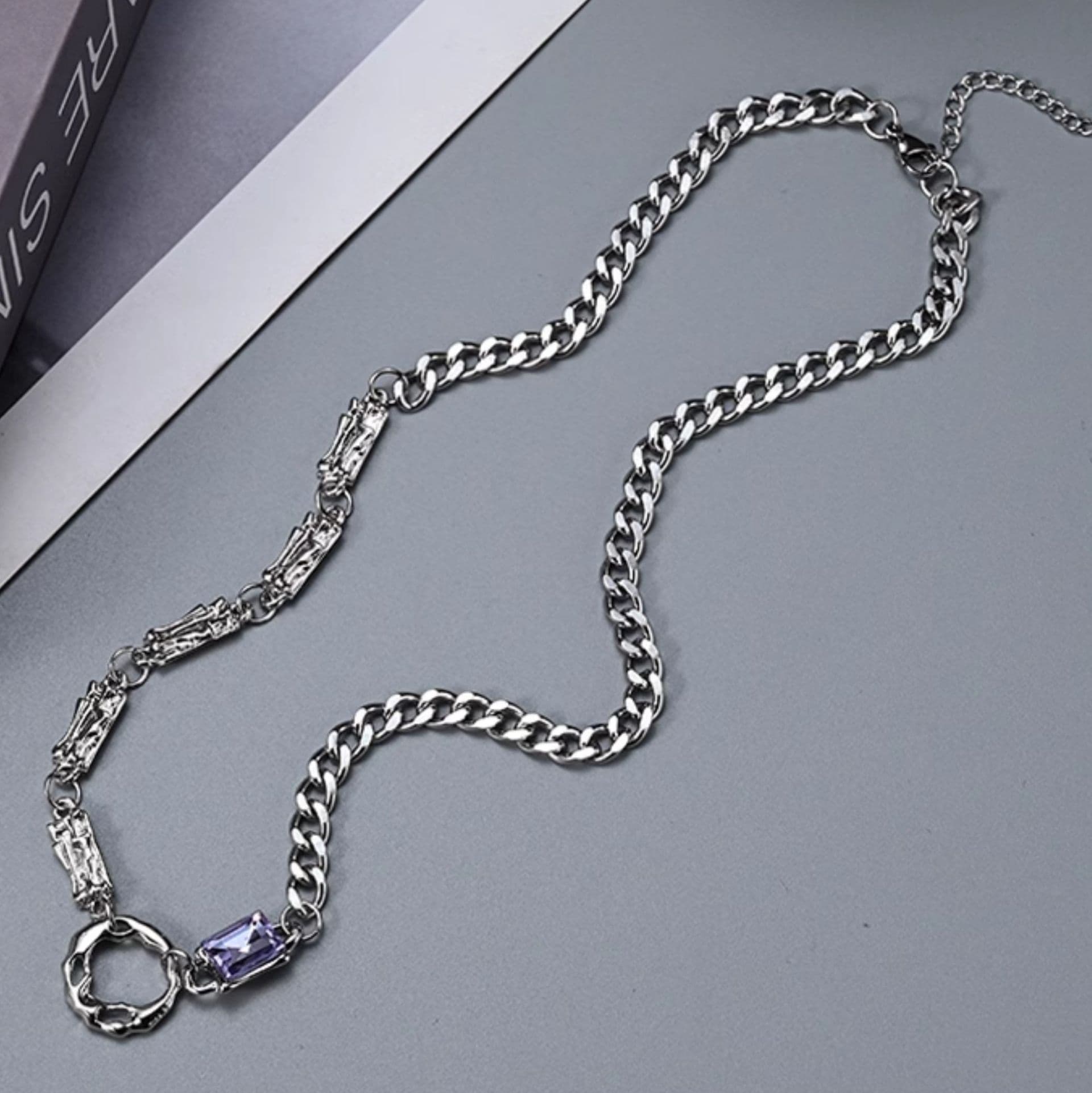 メンズアクセサリー 非対称鎖模様の洗練ネックレス