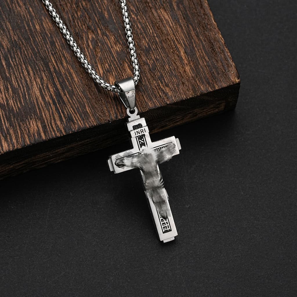 メンズアクセサリー 神聖な十字架 彫刻ペンダント