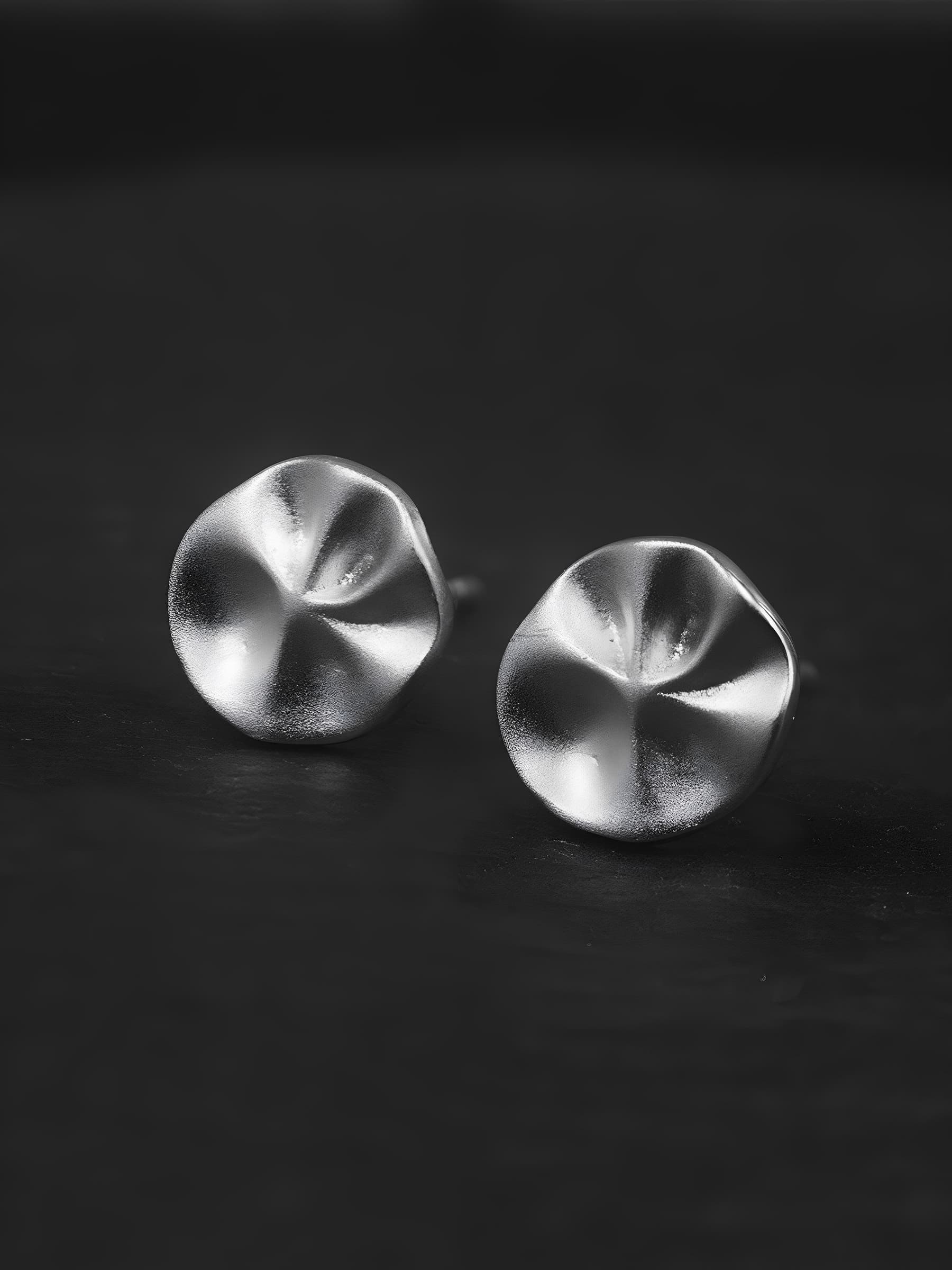 メンズアクセサリー 波紋のきらめき 円形ピアス