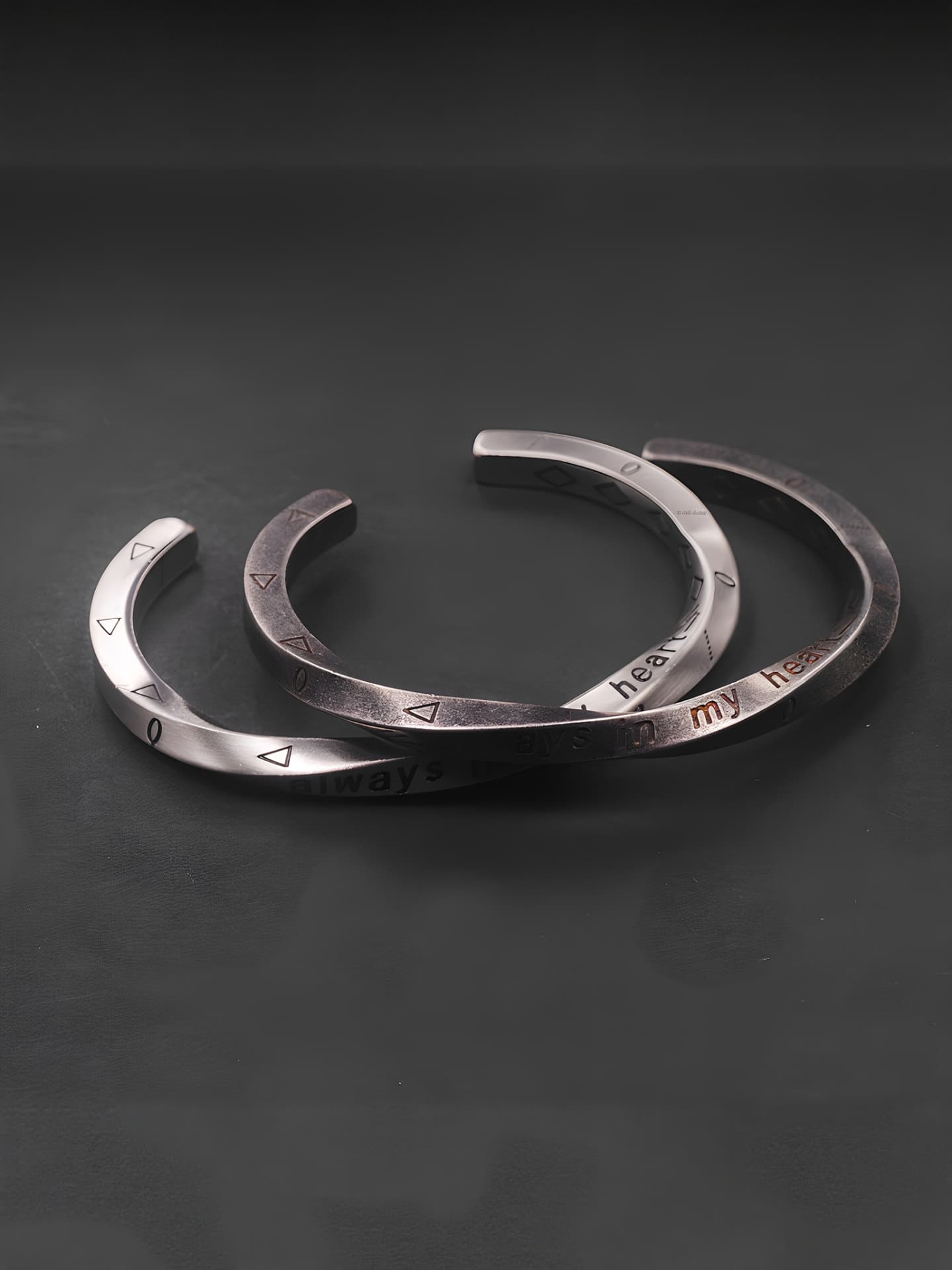 メンズアクセサリー メッセージ刻印 幾何学模様バングル