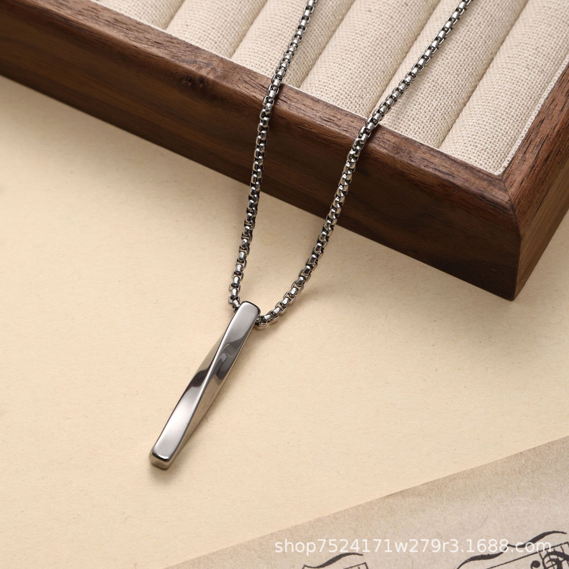 メンズアクセサリー 極細バーペンダント 洗練の一筋