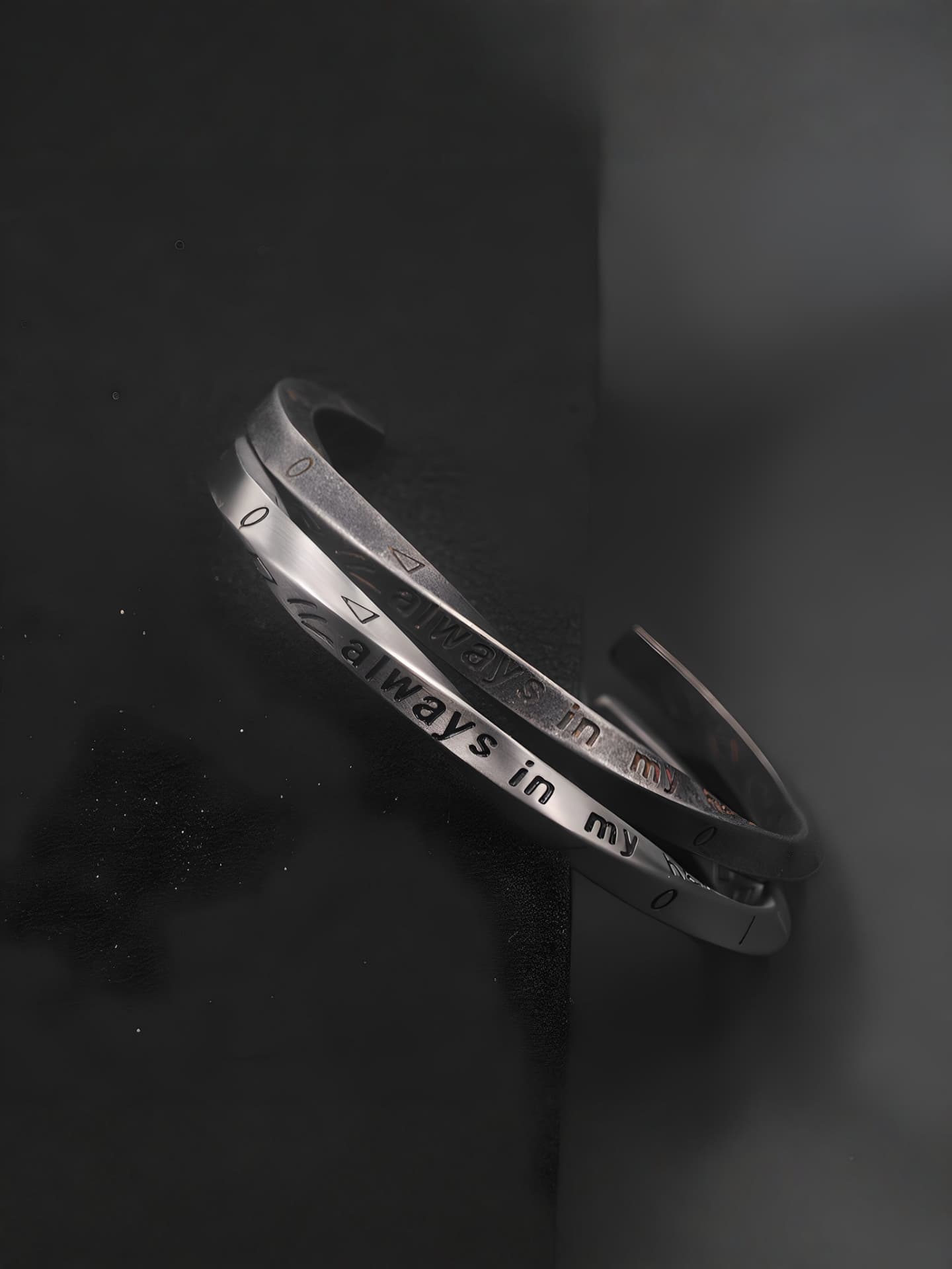 メンズアクセサリー メッセージ刻印 幾何学模様バングル