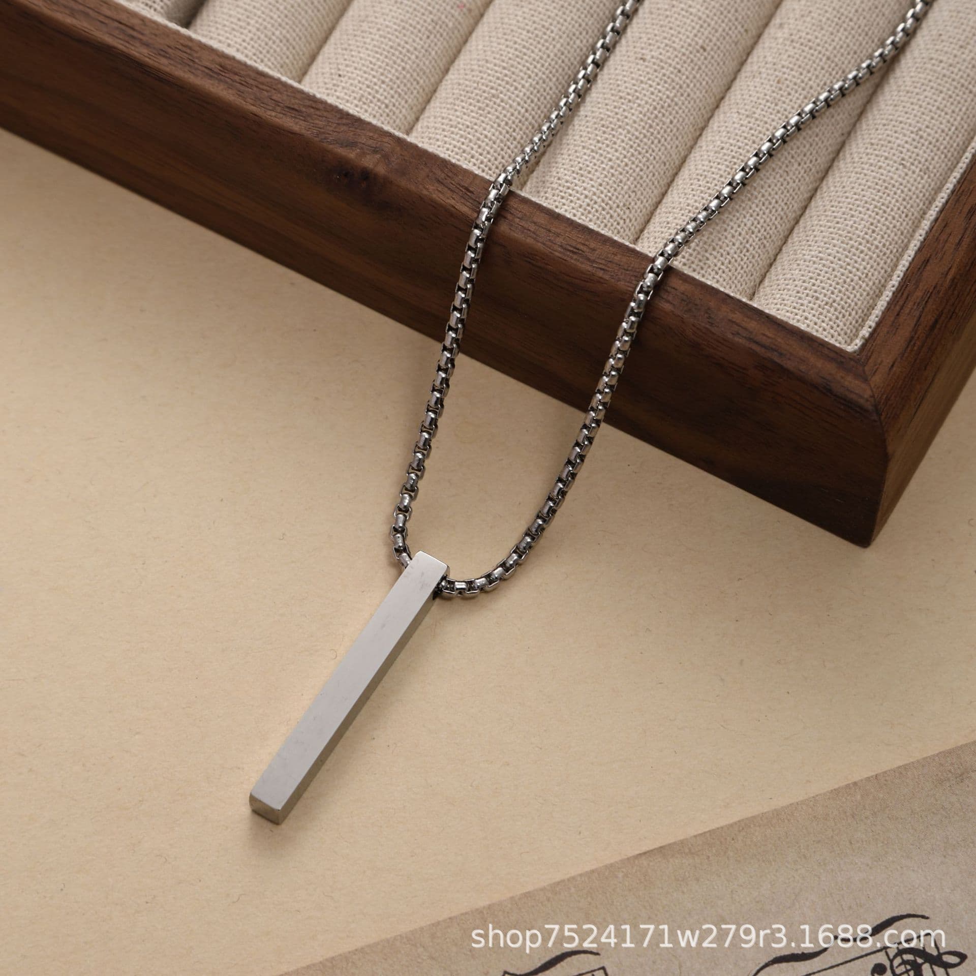 メンズアクセサリー 極細バーペンダント 洗練の一筋