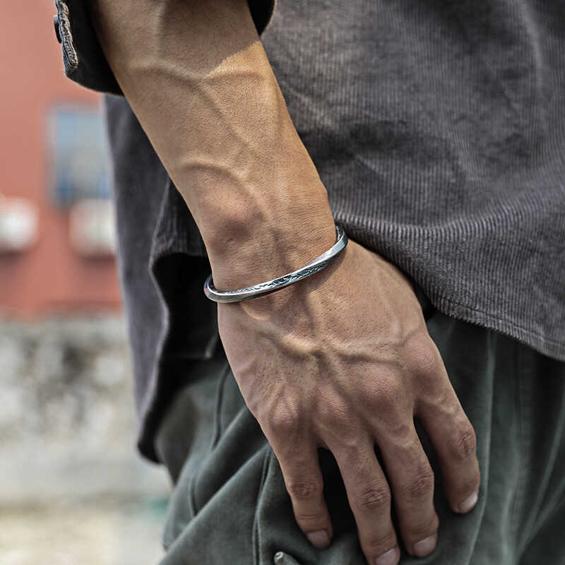 メンズアクセサリー バングル 洗練されたデザイン細身バングル