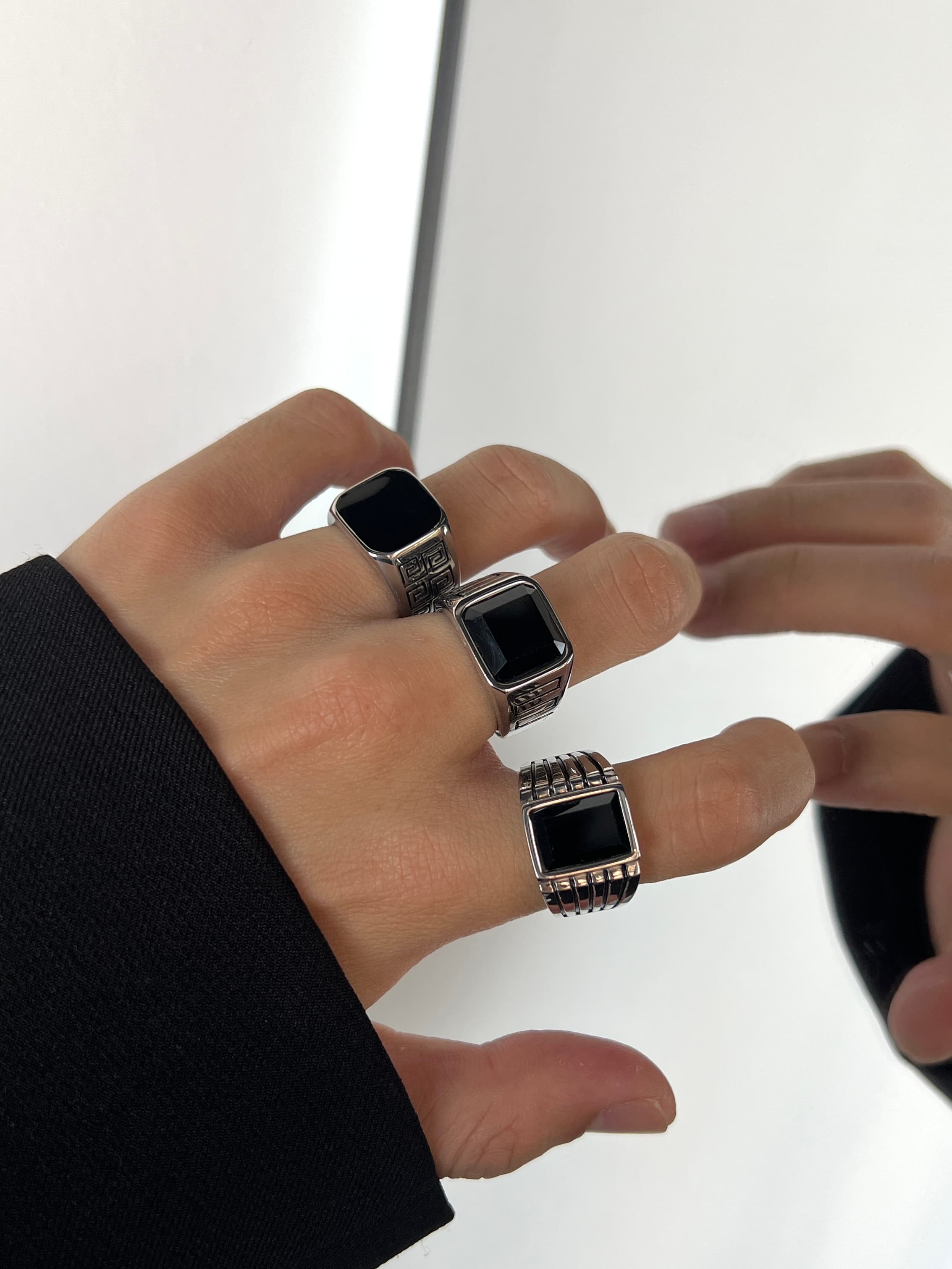 メンズアクセサリー 指輪 漆黒石入り紋様彫刻印台リング