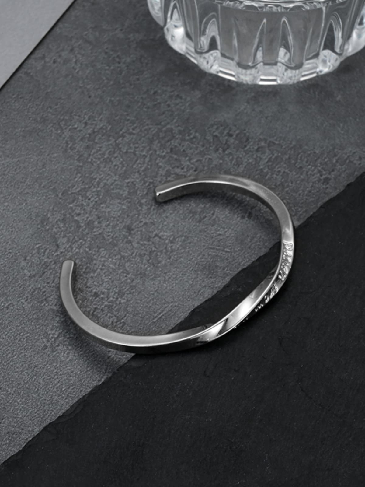 メンズアクセサリー バングル 洗練された刻印バングル