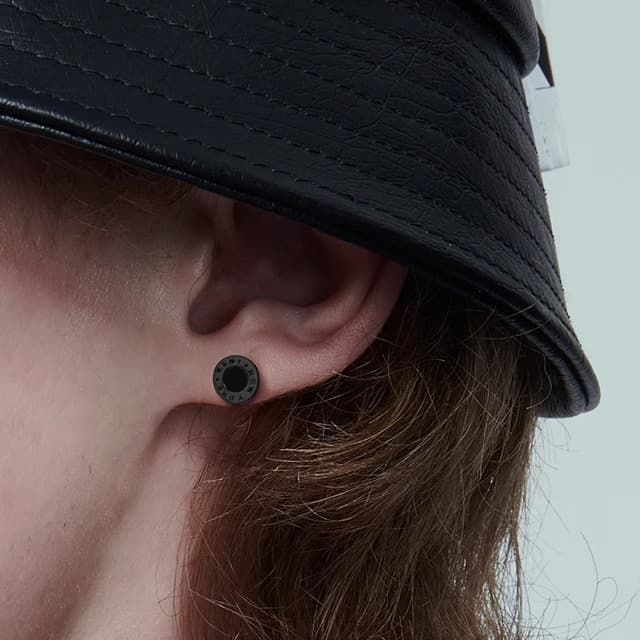 メンズアクセサリー ピアス 円形浮彫デザインスタッドピアス