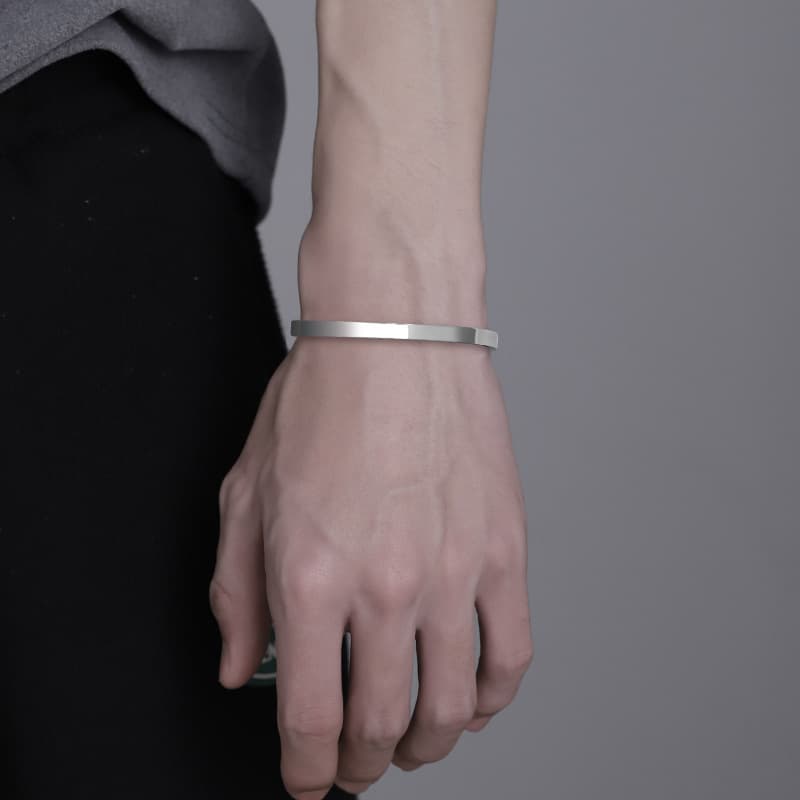 メンズアクセサリー バングル 洗練された極細フォルムバングル
