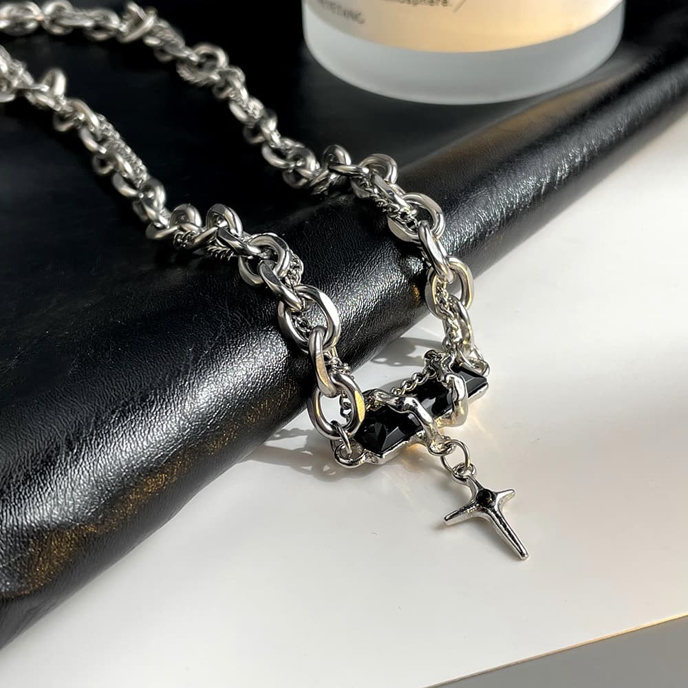 メンズアクセサリー ネックレス 十字架が揺れる鎖編みネックレス