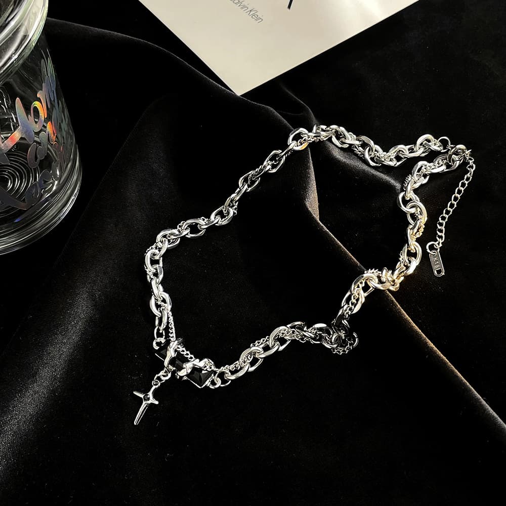 メンズアクセサリー ネックレス 十字架が揺れる鎖編みネックレス