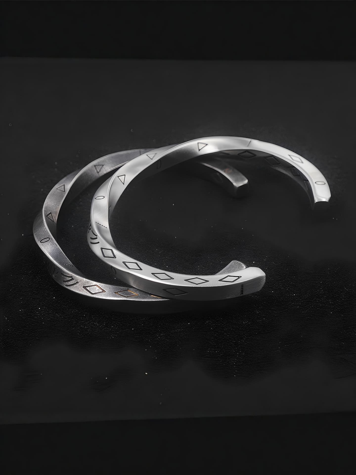 メンズアクセサリー メッセージ刻印 幾何学模様バングル