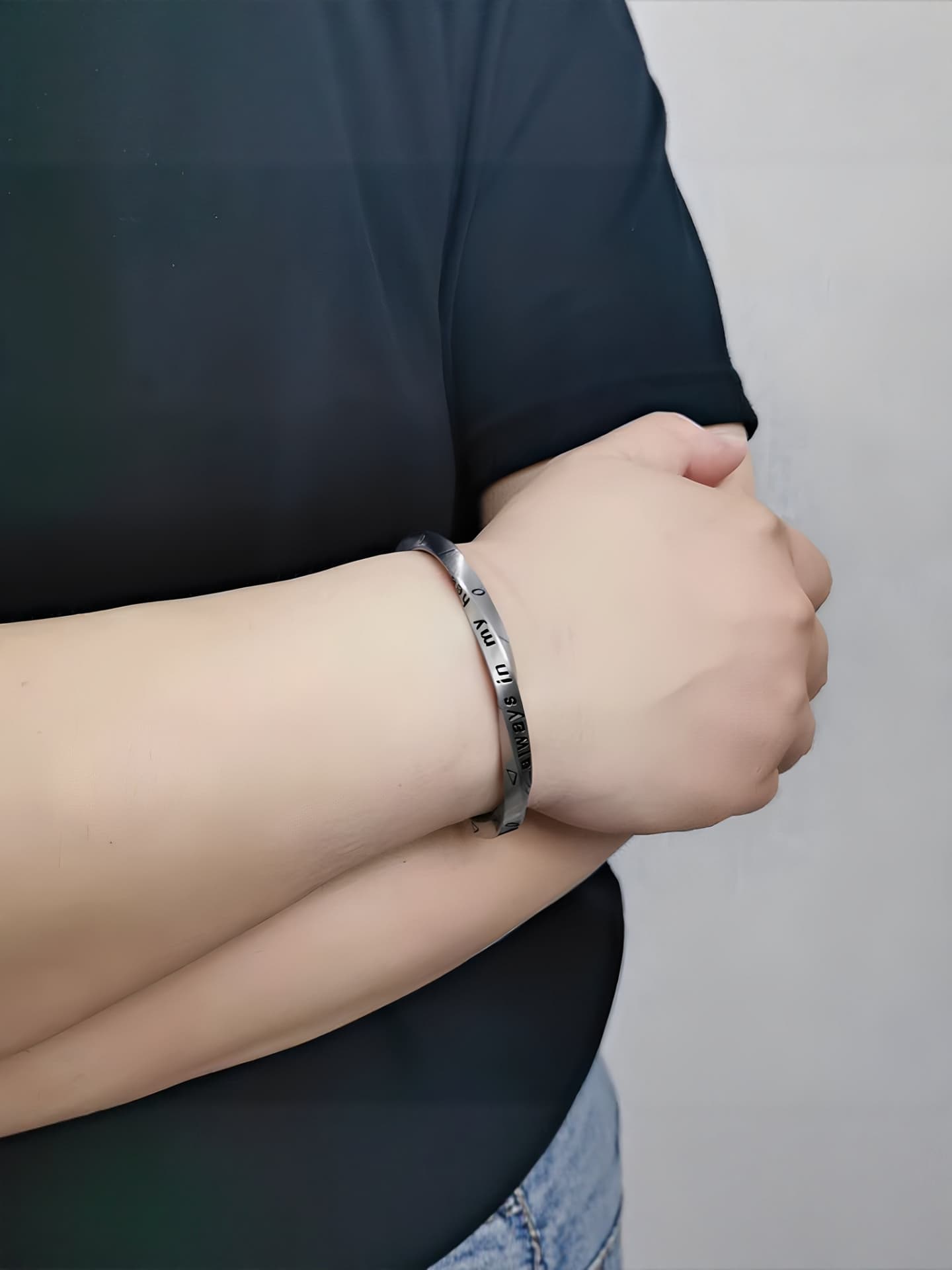 メンズアクセサリー メッセージ刻印 幾何学模様バングル