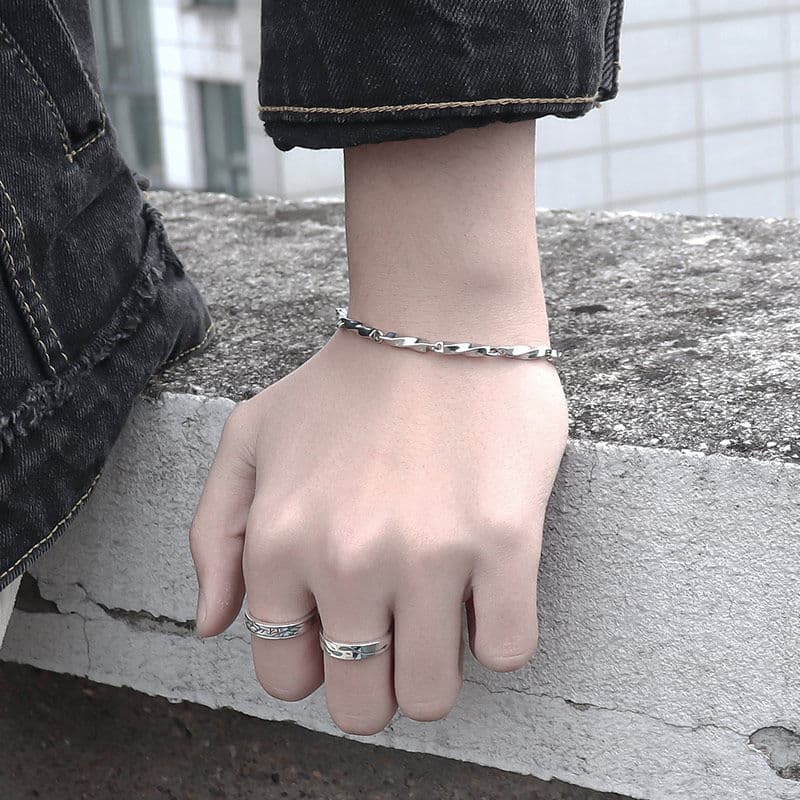メンズアクセサリー ねじれデザイン 細身ブレスレット