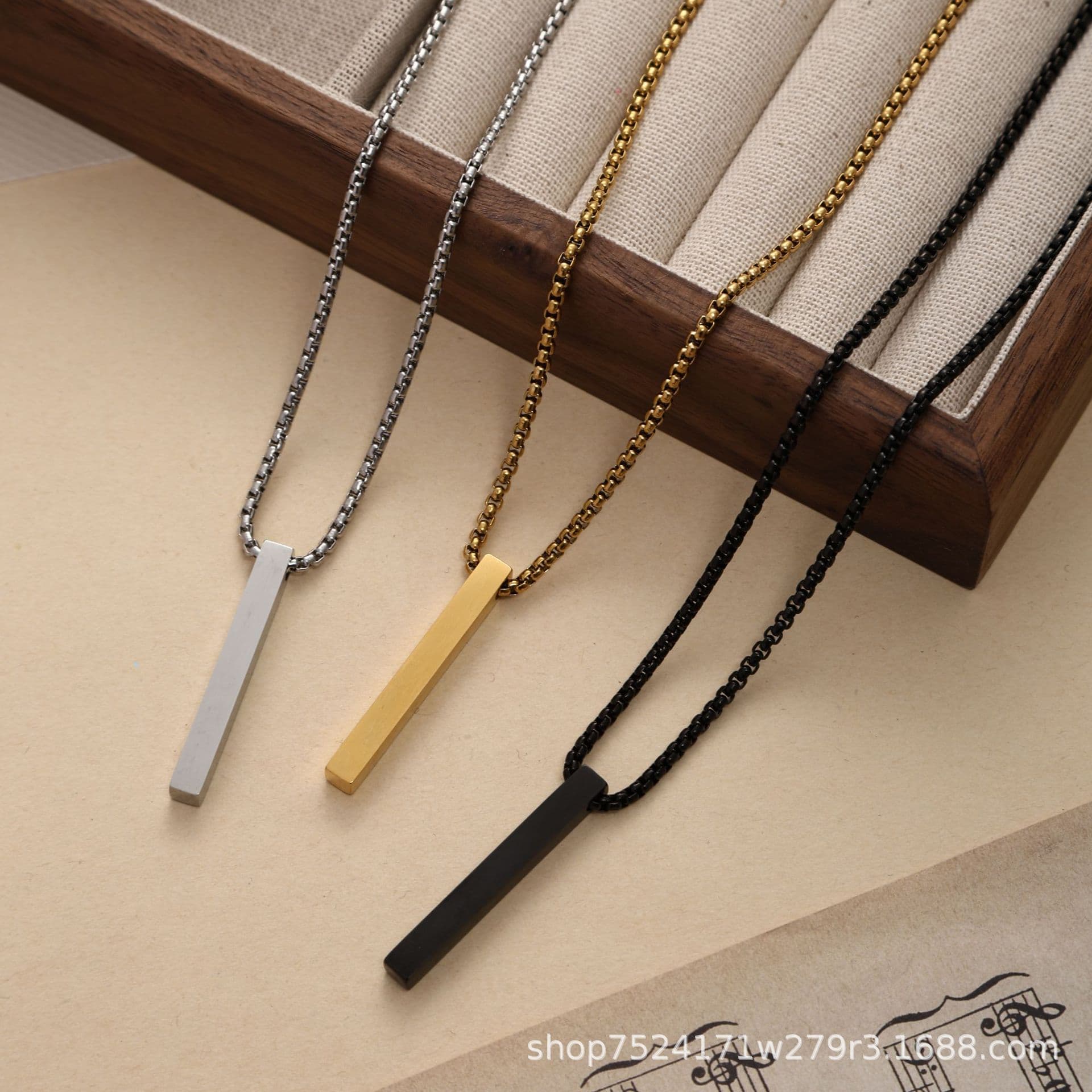 メンズアクセサリー 極細バーペンダント 洗練の一筋