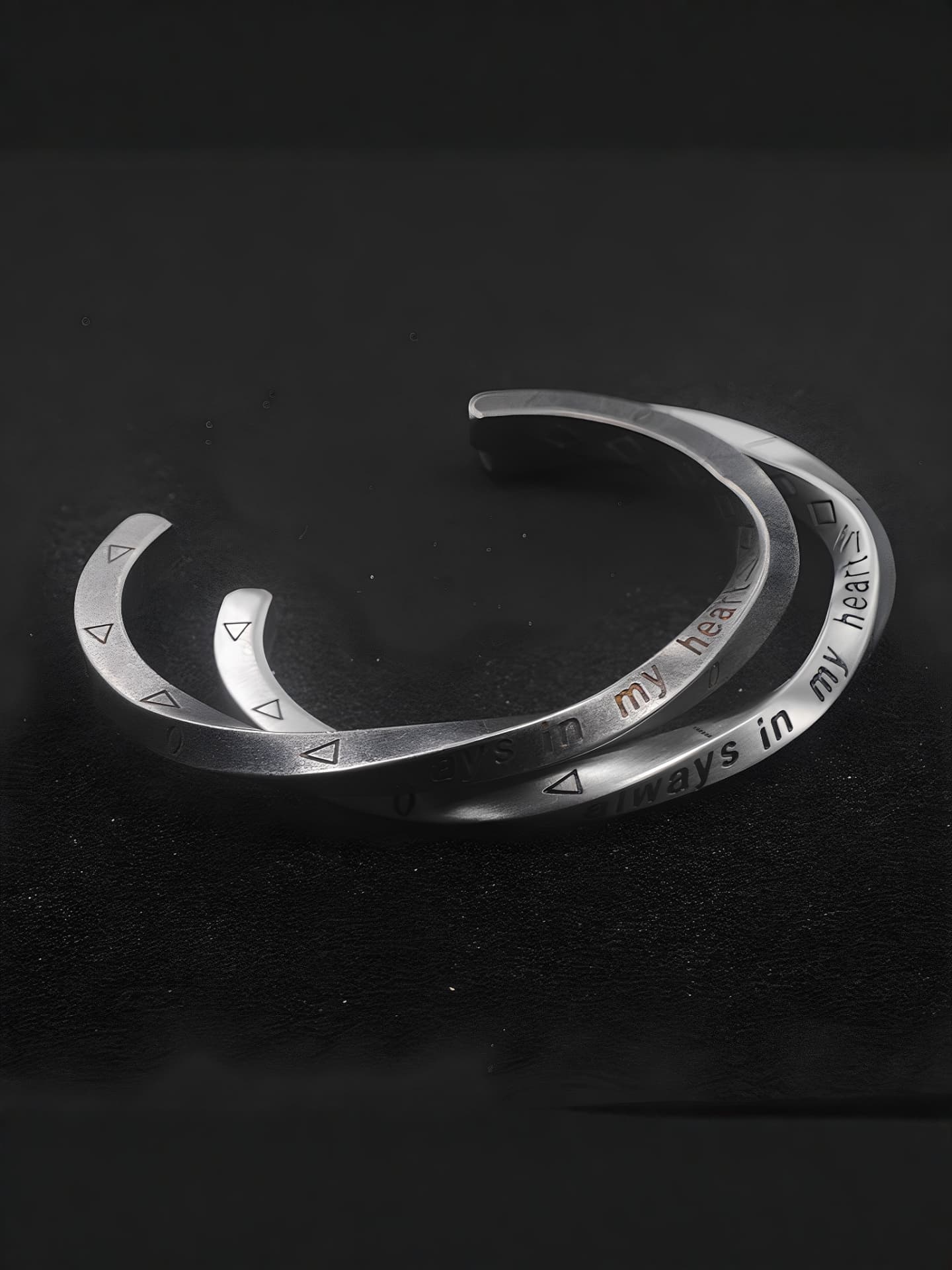 メンズアクセサリー メッセージ刻印 幾何学模様バングル