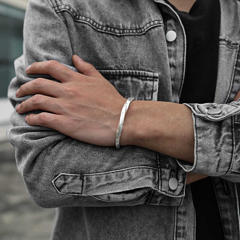 メンズアクセサリー バングル 洗練されたデザイン細身バングル