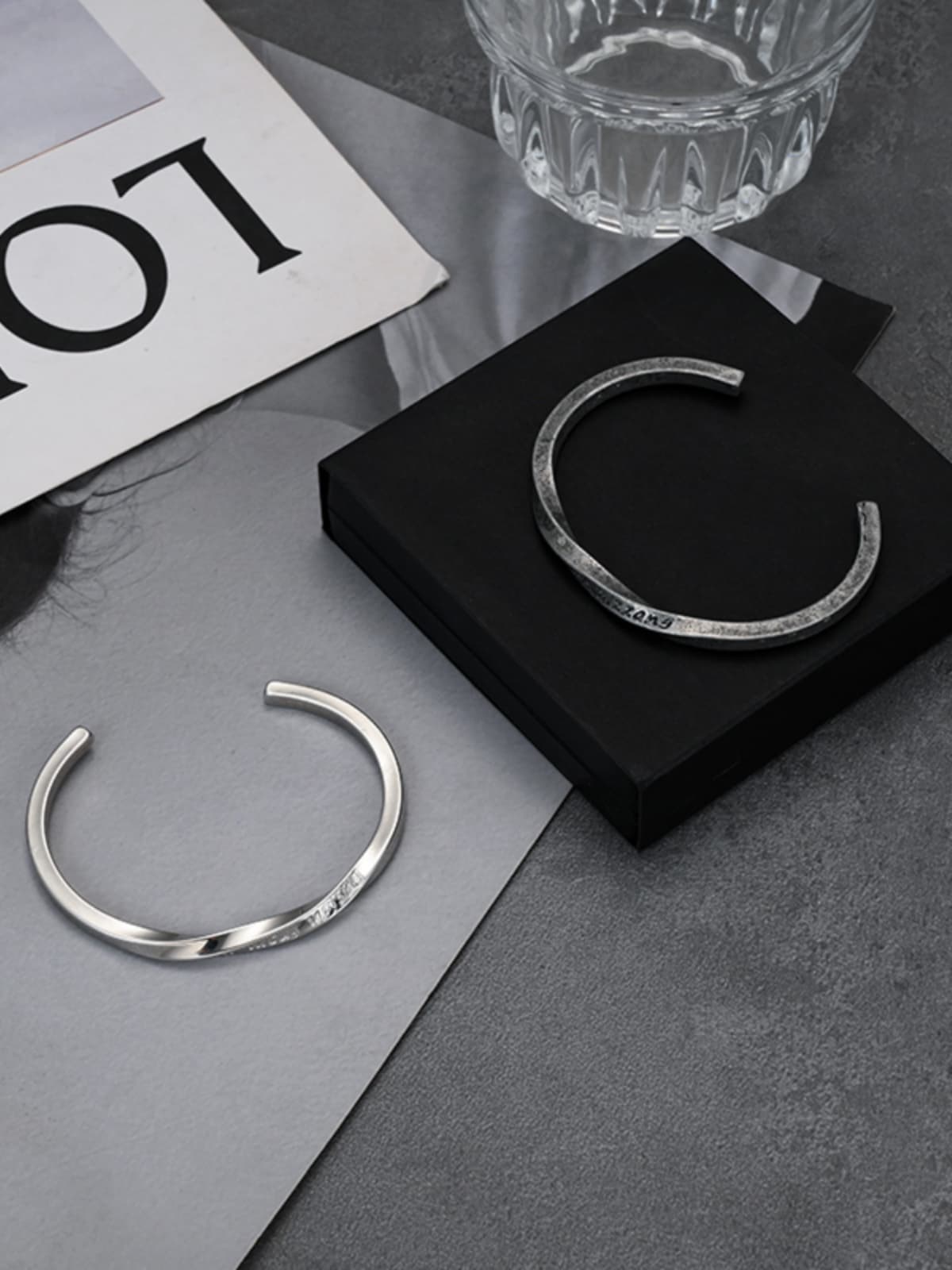 メンズアクセサリー バングル 洗練された刻印バングル