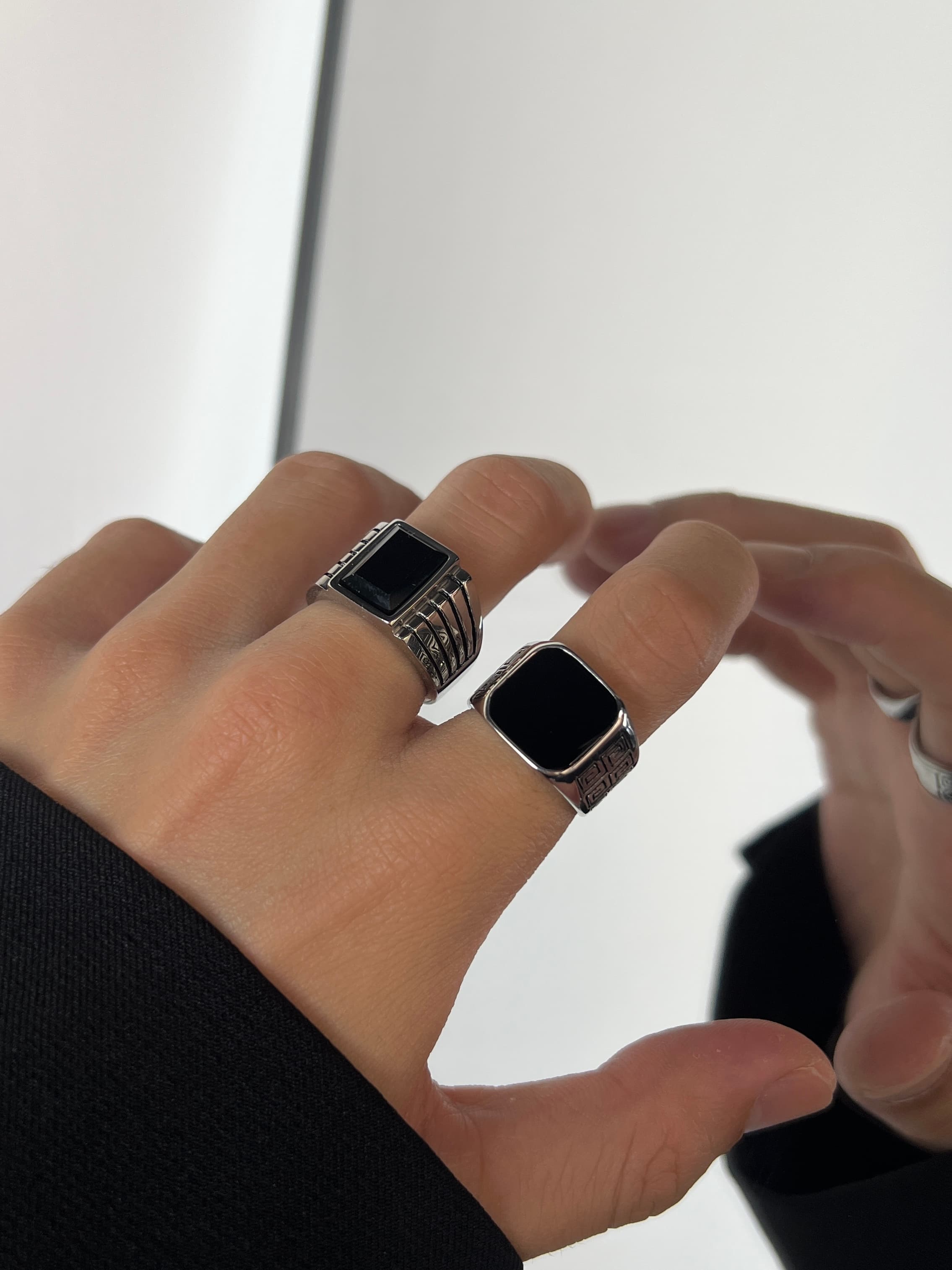 メンズアクセサリー 指輪 漆黒石入り紋様彫刻印台リング