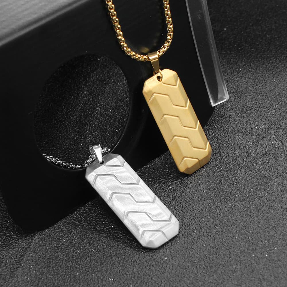 メンズアクセサリー 幾何学模様のプレートネックレス