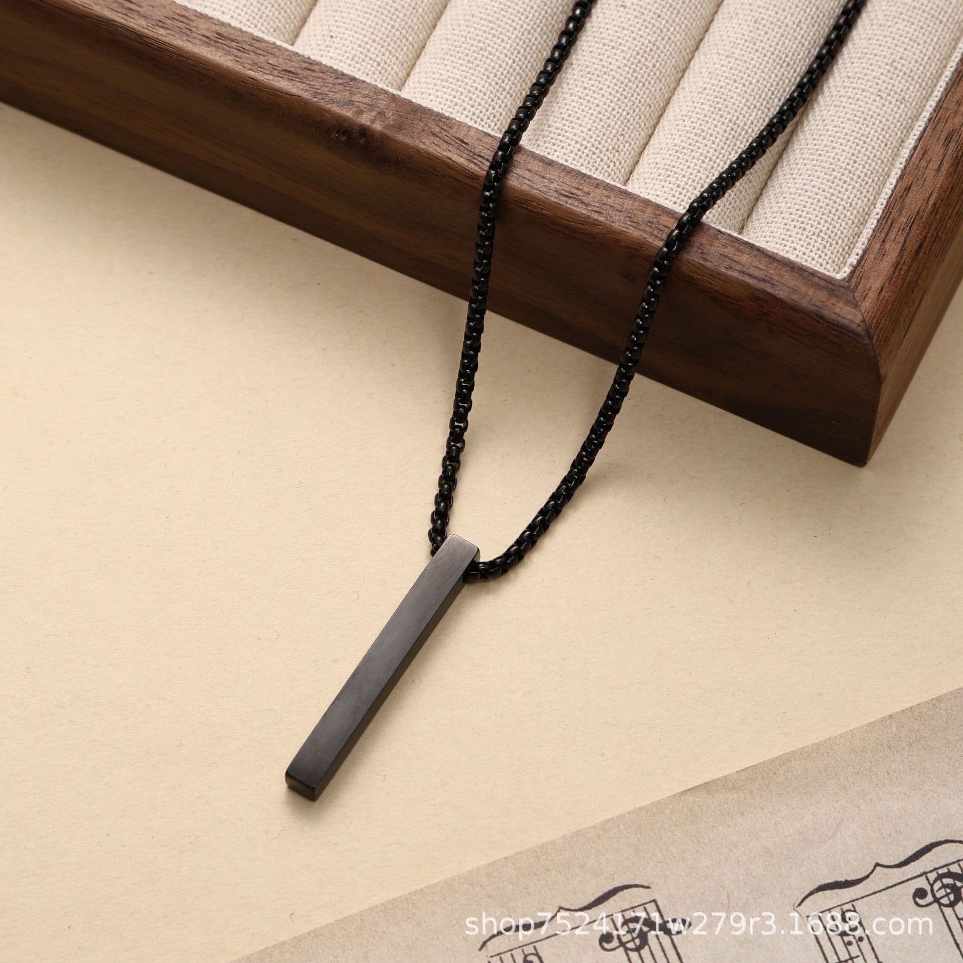 メンズアクセサリー 極細バーペンダント 洗練の一筋