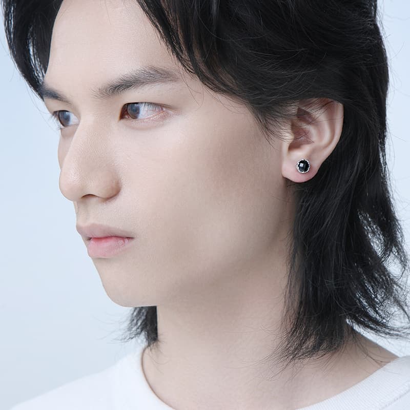 メンズアクセサリー 男性用黒石円形スタッドピアス銀色装飾枠