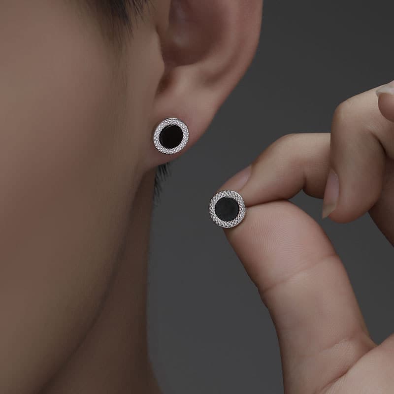 メンズアクセサリー 男性用ピアス 黒石円形彫刻枠ピアス