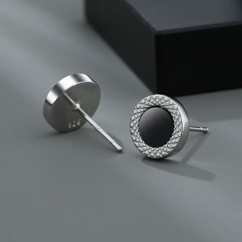 メンズアクセサリー 男性用ピアス 黒石円形彫刻枠ピアス